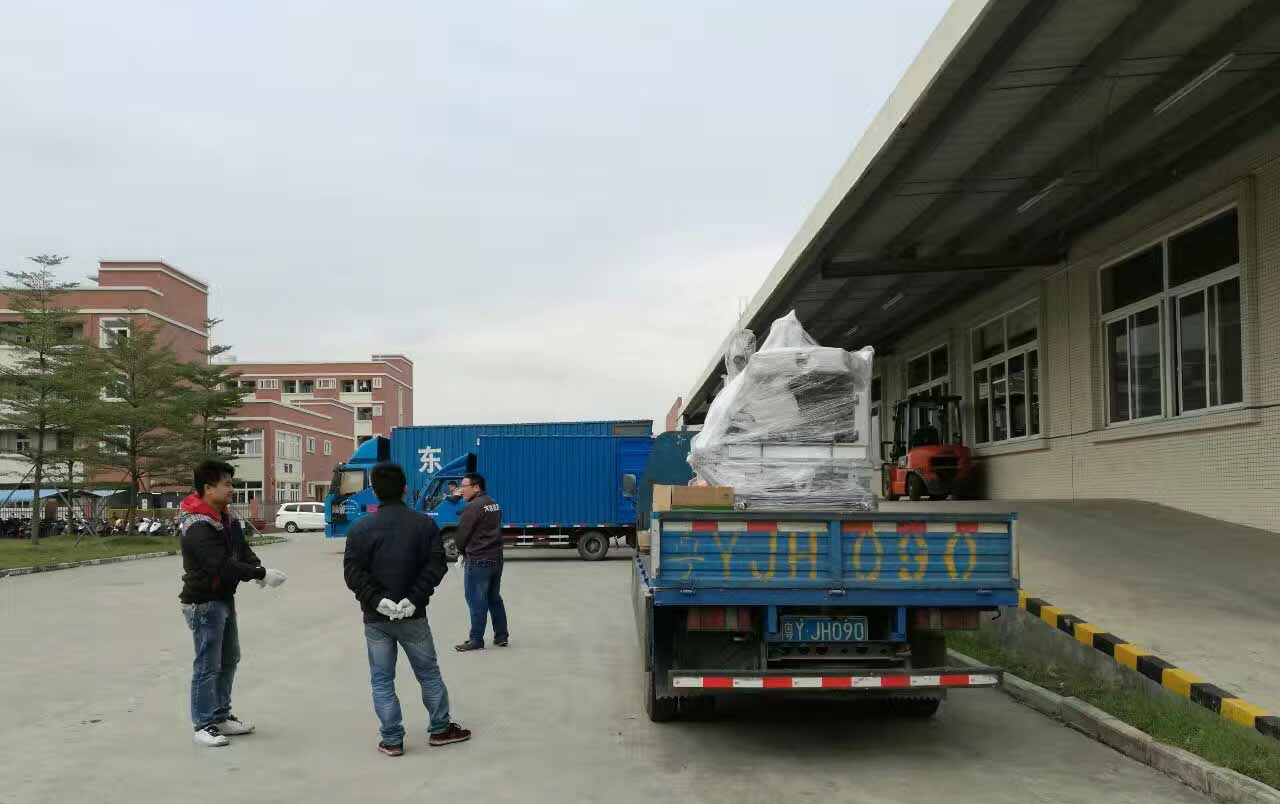 电竞娱乐tv设备卸货照片